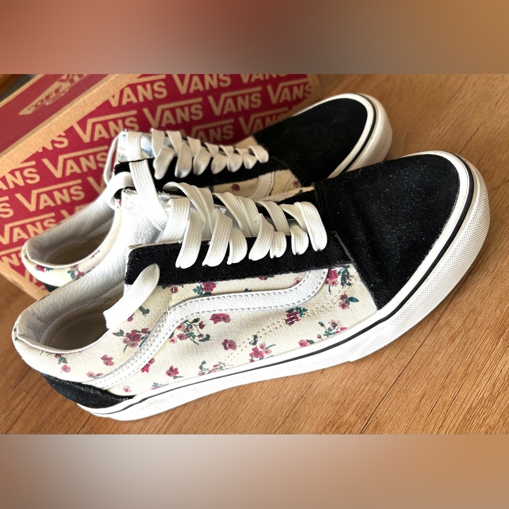 Vans Old Skool Women's Black and Cream Floral Sneakers, size 8.5